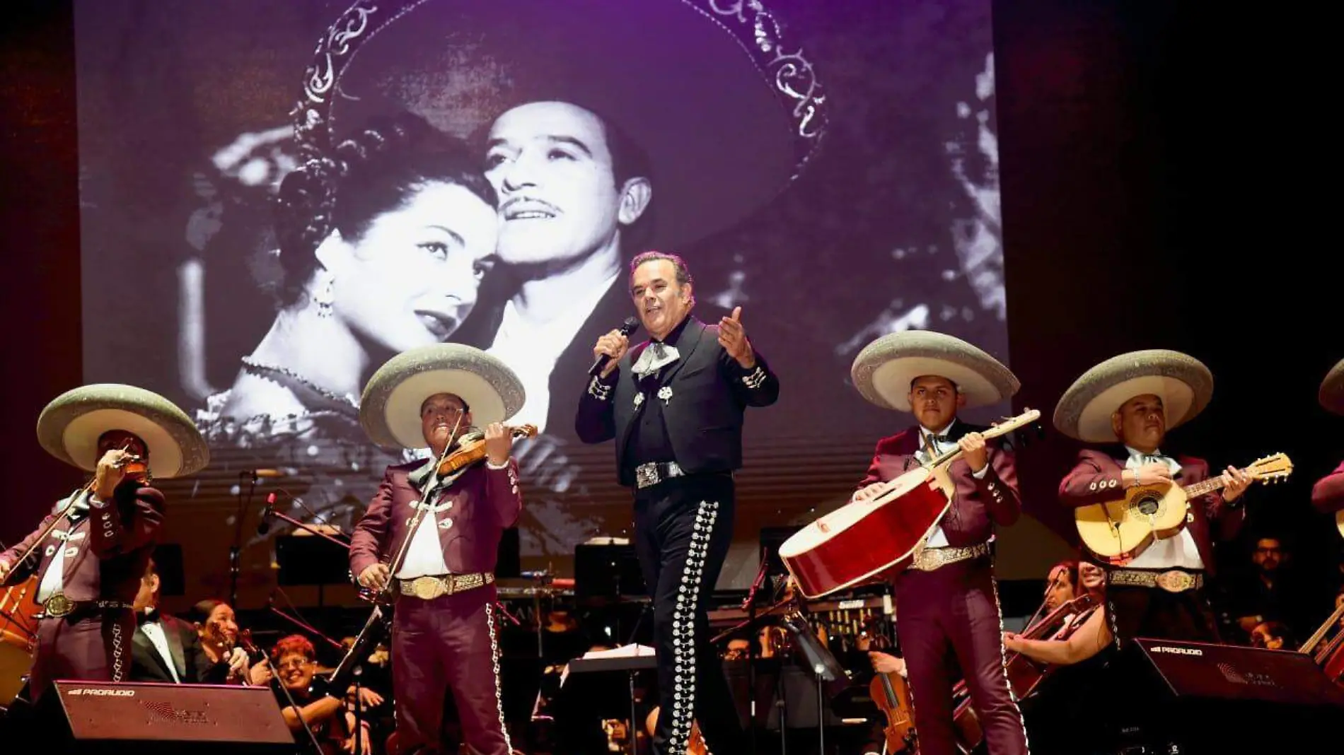 Llena lució la Plaza Hijas de Tampico en el concierto de Fernando de la Mora (1)